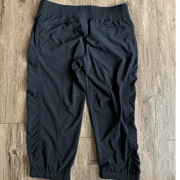 Athleta La Viva Pants Black Cropped Capri  Zip Pockets Lightweight Loose Size 6 - Picture 2 of 6